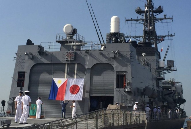 Philippines 'xích lại gần' Nhật Bản Tàu khu trục Ikazuchi của hải quân Nhật Bản cập cảng Manila ngày 29/1/2019 ảnh: Atimes/Twitter