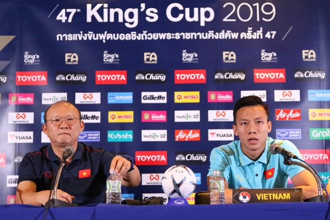 Gặp Thái Lan, Việt Nam sẽ đá với tinh thần nhà vô địch AFF Cup HLV Park Hang Seo và đội trưởng Quế Ngọc Hải tại cuộc họp báo trước trận gặp Thái Lan chiều qua ảnh: N.P