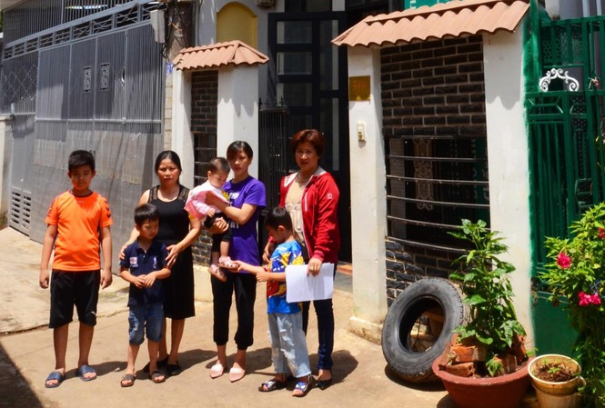 Thi hành án bán nhà giá bèo: Dân kêu cứu Gia đình bà Hà trước căn nhà vừa được hoãn cưỡng chế