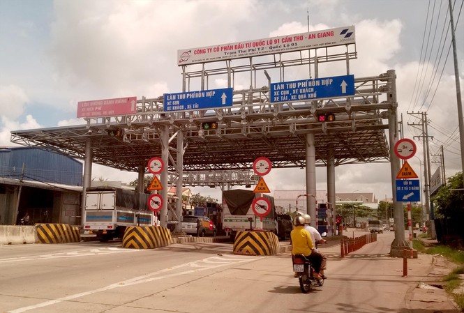 Bộ GTVT đề xuất tăng phí tại 49 dự án BOT: Lửa đổ thêm dầu? Dự án BOT Quốc lộ 91 (Cần Thơ) theo Hợp đồng BOT ký với Bộ GTVT, nhà đầu tư sẽ được tăng phí 18% vào cuối năm 2019. Tuy nhiên, việc này đang phải dừng lại, vì các lái xe phản đối Ảnh: PV