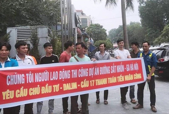 Công nhân nhiều dự án trọng điểm Hà Nội 'tố' bị nợ lương cả năm Bị nợ cả năm lương, công nhân tại Dự án metro Nhổn – ga Hà Nội tập trung tại trụ sở cơ quan chủ quan căng băng rôn đòi lương