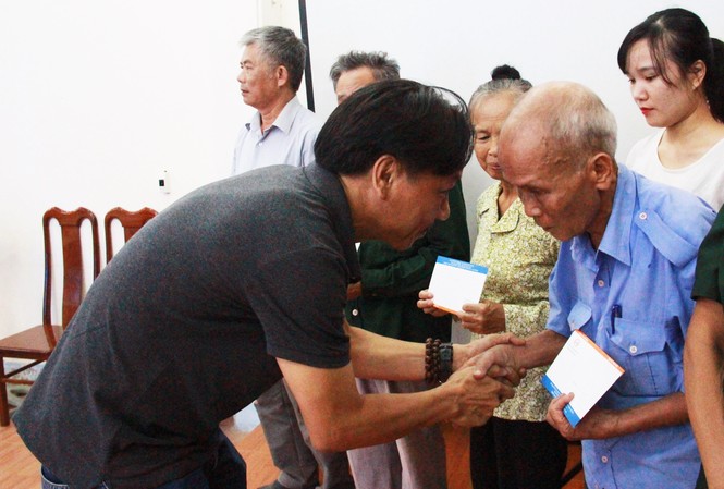 Trao quà tri ân cựu TNXP Nghệ An, Hà Tĩnh Nhà báo Lê Minh Toản trao quà cho các cựu TNXP Hà Tĩnh