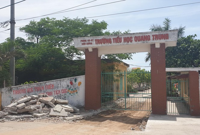 Tự ý ra nghị quyết thu hàng tỷ đồng của dân Chưa có phép, chưa có đủ kinh phí nhưng nhà thầu đã thi công đổ móng, xây trụ trường tiểu học Quang TrungẢnh: Hoàng Long