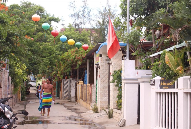 Phát triển ồ ạt du lịch Homestay: Thiếu bền vững Du khách nước ngoài tìm về các homestay ở bãi biển An Bàng Ảnh: Giang Thanh