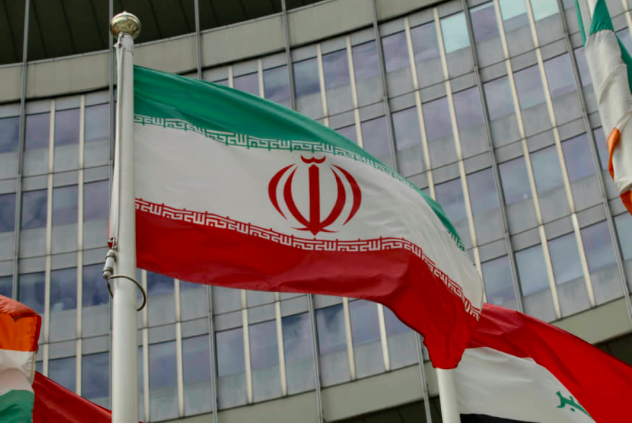 Mỹ phân vân với chiến dịch 'vắt kiệt' Iran Cờ Iran bên ngoài tòa nhà của Liên Hợp Quốc, nơi tọa lạc của Cơ quan Năng lượng nguyên tử quốc tế (IAEA) ảnh: AP