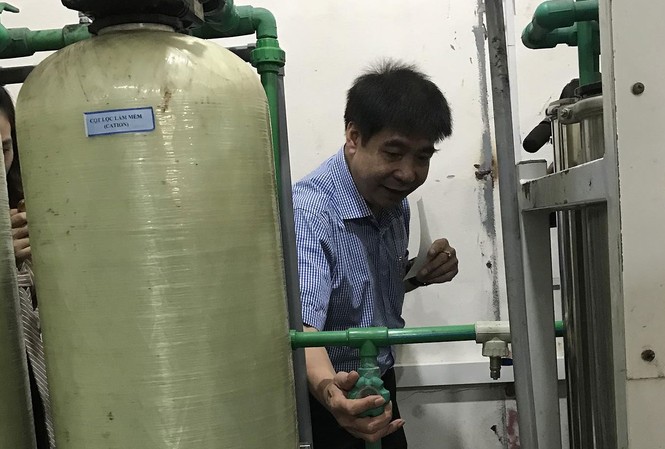 Vụ chạy thận làm 8 người chết ở Hòa Bình: Phục dựng vật chứng bị tiêu hủy TS Hải thực nghiệm bên chiếc van bị hỏng của hệ thống RO1 Ảnh T.Hà