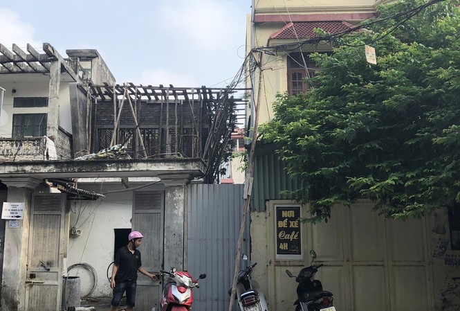 Tòa chưa xử, đã cấp phép xây dựng cả ngõ đi chung Phần ngõ đi đang tranh chấp được bịt lại bằng tấm tôn Ảnh: K.N