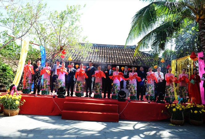 Khơi lại dòng sông lụa Đại diện các thương hiệu tơ lụa nổi tiếng trong và ngoài nước khai mạc Festival Ảnh: Minh Hải