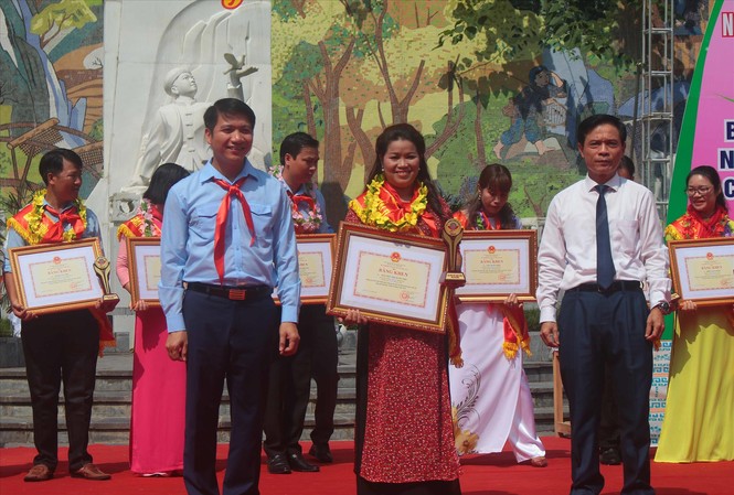 'Tiếp lửa' từ anh cả Đội Thiếu niên tiền phong Bí thư T.Ư Đoàn Nguyễn Ngọc Lương và Phó Bí thư Tỉnh ủy, Chủ tịch HĐND tỉnh Cao Bằng Đàm Văn Eng trao giải thưởng “Cánh én hồng”Ảnh: CTV