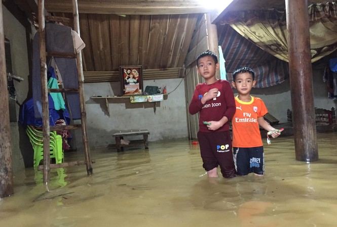 Hàng vạn học sinh miền Trung lỡ hẹn ngày khai trường Thay vì được mặc áo mới, đến trường dự Lễ khai giảng như các bạn, các em học sinh ở xã Phương Mỹ, Hương Khê phải chống chọi với lũ