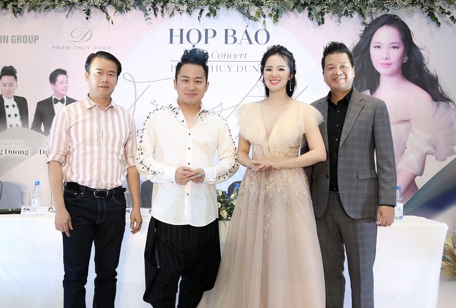 Phạm Thùy Dung: Đến độ chín muồi tôi mới dám bước vào thánh đường âm nhạc Phạm Thùy Dung và êkip hòa nhạc Trăng hát: Giám đốc Âm nhạc Trần Mạnh Hùng cùng 2 khách mời Tùng Dương, Đăng Dương Ảnh: NVCC
