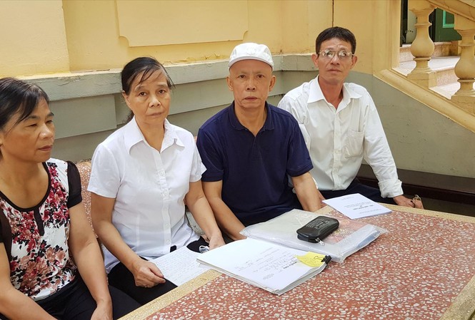 Người tố cáo sai phạm đất đai bị phạt tù Bà Xuân, bà Bính, ông Cảnh và ông Dưng tại trụ sở TAND quận Nam Từ Liêm (từ trái sang) ảnh: P.V