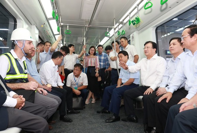 Đường sắt Cát Linh - Hà Đông: Tổng thầu nói hoàn thành, Bộ bảo 'chưa' Phó Thủ tướng Trịnh Đình Dũng thị sát dự án đường sắt Cát Linh - Hà Đông sáng 1/10. Ảnh: Như Ý