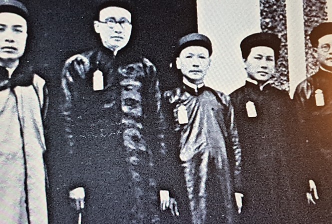 Chuyện cụ Bùi Bằng Đoàn: Nhành roi gia pháp 5 vị Thượng thư cuối triều Nguyễn. Từ trái sang, Hồ Đắc Khải, Phạm Quỳnh, Thái Văn Toản (Thượng thư bộ Hộ, bộ Công, bộ Lại sau này theo kháng chiến là Chủ tịch Mặt trận Liên Việt Khu Bốn), Ngô Đình Diệm, Bùi Bằng Đoàn