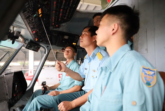 'Chắp cánh bay' bảo vệ bầu trời Trung tá Ngô Văn Hưởng đang giảng dạy cho các phi công quân sự tương lai tại Trường Sĩ quan Không quânẢNH: PV