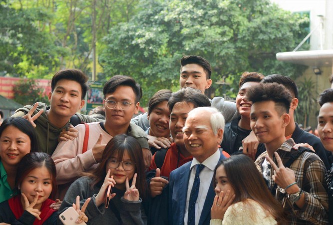 Hiệu trưởng thay đổi để trường học hạnh phúc Nhà giáo Nguyễn Văn Hòa với học trò của mình