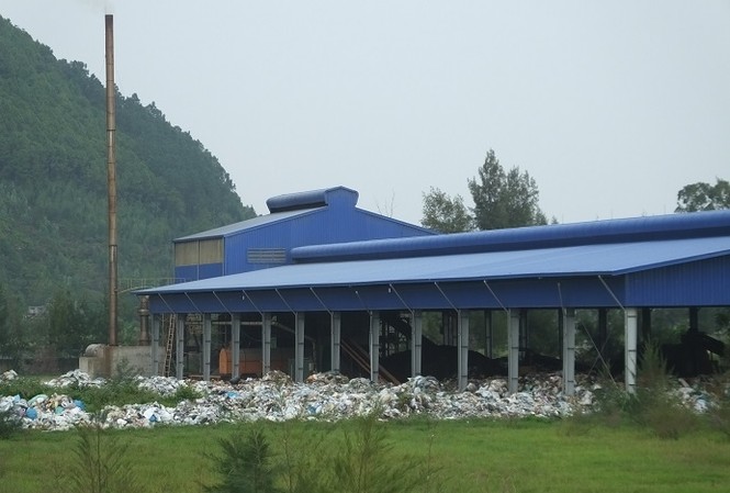 Nhà máy rác ngừng hoạt động, dân kêu trời vì mùi hôi thối Nhà máy xử lý rác thải ở Hoăng Trường đang ngừng hoạt động