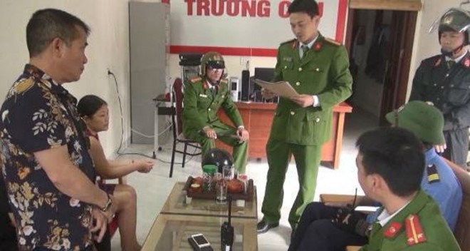 Nhóm 'tín dụng đen' cho gần 7.000 người vay tiền, lãi suất 182%/năm Kiểm tra hoạt động cho vay nặng lãi. Ảnh: Công an Thanh Hóa cung cấp