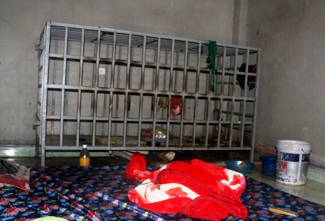 Người đàn ông nghi bị vợ con nhốt trong lồng sắt nhiều năm Chiếc "chuồng cọp" nơi dùng để giam cầm ông Lê Văn Năm trong suốt hơn 3 năm qua.