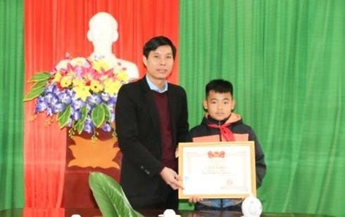 Khen thưởng nam sinh lớp 6 cứu bạn giữa dòng nước xiết Khen thưởng nam sinh lớp 6 cứu bạn giữa dòng nước xiết
