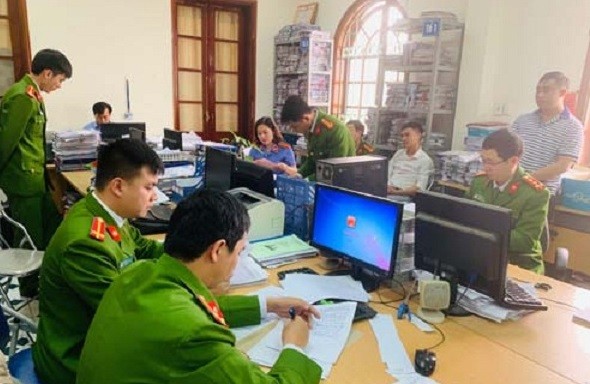 Khởi tố 2 cán bộ giải phóng mặt bằng lợi dụng chức vụ, quyền hạn Khởi tố 2 cán bộ giải phóng mặt bằng lợi dụng chức vụ, quyền hạn