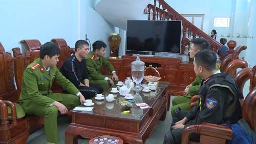 Bắt 2 đối tượng cầm đầu nhóm côn đồ nổ súng hỗn chiến trong đêm Bắt 2 đối tượng cầm đầu nhóm côn đồ nổ súng hỗn chiến trong đêm