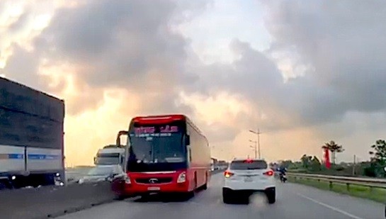 Tước giấy phép tài xế xe khách đi ngược chiều trên quốc lộ 1A Tước giấy phép tài xế xe khách đi ngược chiều trên quốc lộ 1A
