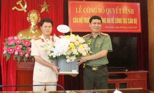 Bộ trưởng Công an bổ nhiệm nhân sự công an Thanh Hóa Trung tá Nguyễn Hữu Mạnh bên trái ảnh. Ảnh: Công an Thanh Hóa