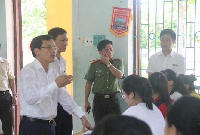 Yêu cầu vô hiệu hóa camera nội bộ trước khi diễn ra kỳ thi THPT Quốc gia Ông Mai Văn Trinh, Cục trưởng Cục quản lý chất lượng giáo dục (Bộ GD&ĐT) cùng đoàn công tác kiểm tra công tác chuẩn bị thi tại Thanh Hóa