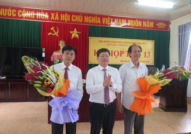 Thành phố Sầm Sơn có tân Phó Chủ tịch Tân Phó Chủ tịch UBND thành phố Sầm Sơn Bùi Quốc Đạt (bên trái).