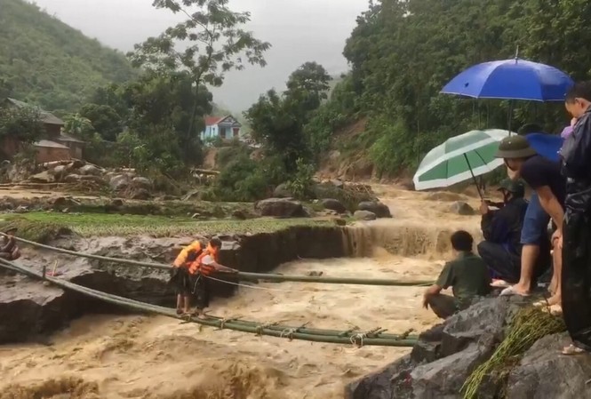 Ngàn người băng rừng nỗ lực tiếp cận bản vùng lũ bị cô lập Ngàn người băng rừng nỗ lực tiếp cận bản vùng lũ bị cô lập