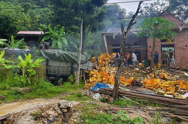 Xe chở bia đâm vào nhà dân, 2 người tử vong Xe chở bia đâm vào nhà dân, 2 người tử vong
