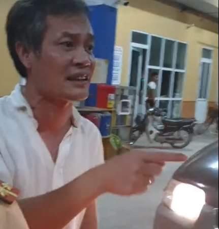 Xử phạt 2,5 triệu đồng tài xế biển xanh chửi bới, tát CSGT Xử phạt 2,5 triệu đồng tài xế biển xanh chửi bới, tát CSGT
