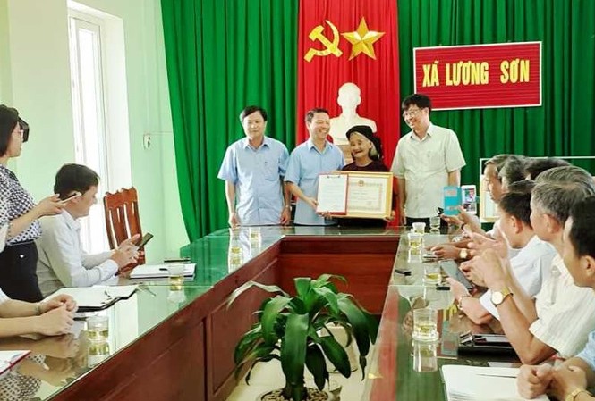 Tặng bằng khen cho cụ bà 83 tuổi xin thoát nghèo Tặng bằng khen cho cụ bà 83 tuổi xin thoát nghèo