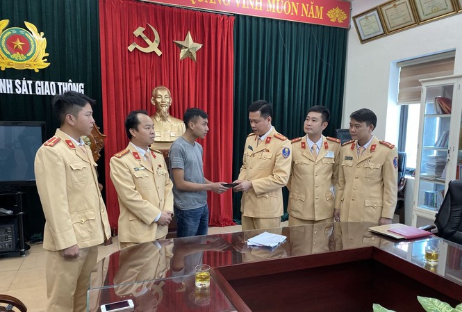 CSGT trả lại 20 triệu đồng cho người đánh rơi CSGT trả lại 20 triệu đồng cho người đánh rơi