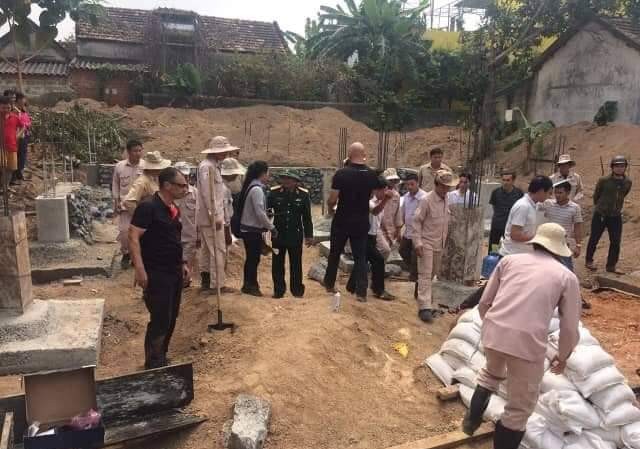 Quảng Bình: Đào móng nhà phát hiện bom 'khủng' Lực lượng chức năng tiến hành xử lí quả bom.