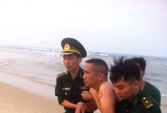 Kịp thời cứu sống hai du khách bị đuối nước trên biển Nhật Lệ Kịp thời cứu sống hai du khách bị đuối nước trên biển Nhật Lệ