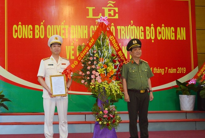 Phó Chánh Thanh tra Bộ Công an làm Giám đốc Công an Quảng Bình Trung tướng Nguyễn Văn Sơn, Thứ trưởng Bộ Công an trao quyết định và tặng hoa chúc mừng Đại tá Trần Hải Quân