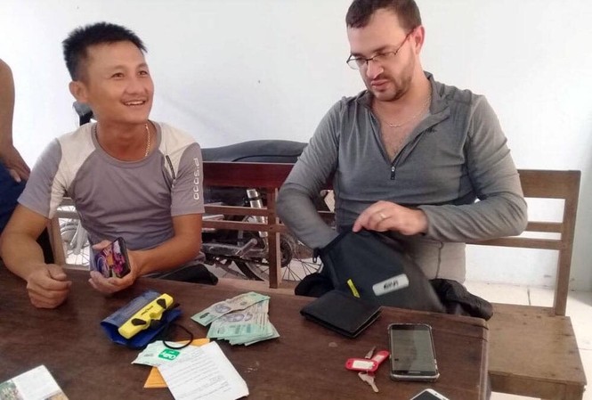 Du khách nước ngoài mừng rơi nước mắt nhận lại ví thất lạc Anh Hưng và chủ nhân chiếc ví