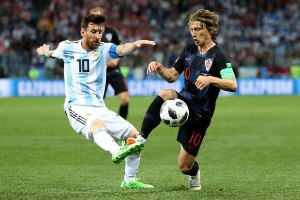 'Argentina thi đấu vô vọng, thật lãng phí giấc ngủ' Messi hoàn toàn lu mờ trước Modric. Ảnh: FIFA.