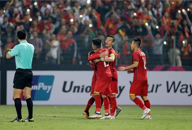 Báo châu Á chỉ ra điều ‘đáng sợ’ nhất của ĐT Việt Nam Tờ Fox Sports Asia cho rằng hàng tiền vệ là sức mạnh lớn nhất của tuyển Việt Nam.