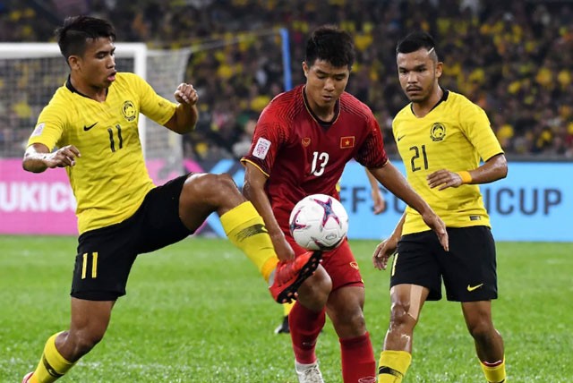 CĐV chê Malaysia dùng kung-fu chơi bóng với tuyển Việt Nam Các cầu thủ Malaysia không ngại chơi rắn với tuyển Việt Nam.
