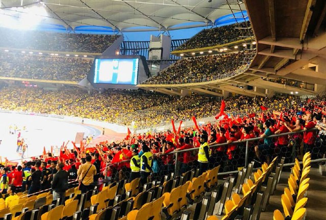 Sân Bukit Jalil: 'Không có chỗ cho người hâm mộ Việt Nam, thất vọng' Cảnh tượng gây bức xúc: Một bên là ghế trống, một bên là CĐV Việt Nam phải đứng để xem trận đấu.