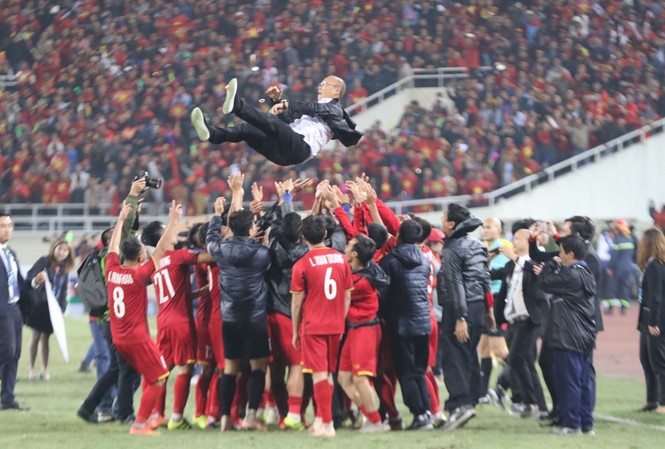 Fox Sports hết lời ca ngợi đội tuyển Việt Nam sau chức vô địch AFF Cup Các cầu thủ tung hô HLV Park Hang Seo sau khi vô địch AFF Cup 2018. Ảnh: Như Ý