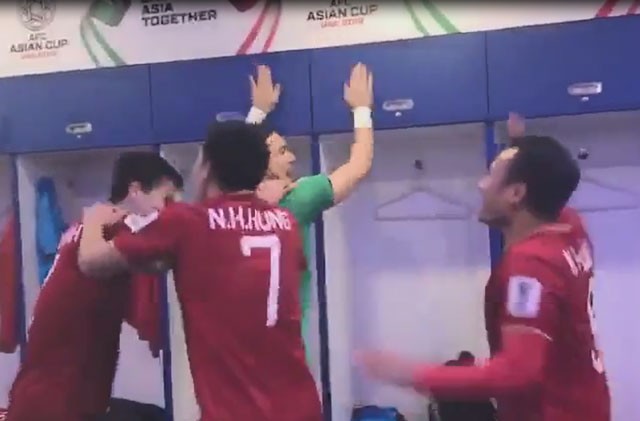 VIDEO: Tuyển Việt Nam ăn mừng chiến thắng trong phòng thay đồ VIDEO: Tuyển Việt Nam ăn mừng chiến thắng trong phòng thay đồ