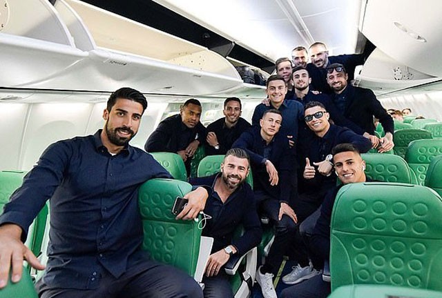 Ronaldo ‘tươi như hoa’ sang Hà Lan đá tứ kết Champions League Ronaldo cùng các đồng đội tranh thủ chụp ảnh trước khi lên đường.
