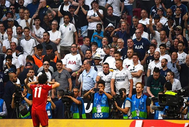 Salah bị ném cúp nhựa vì hành vi trêu tức CĐV Tottenham Hành động của Salah khiến nhiều CĐV Tottenham nổi nóng.