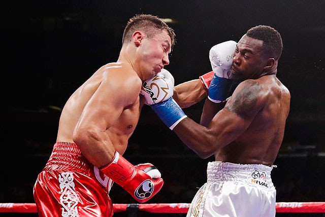 Cựu 'Quyền vương' Golovkin đấm gục đối thủ bằng cú móc búa tạ Gennady Golovkin và Steve Rolls đã cống hiến cho người hâm mộ một trận đấu cực kỳ kịch tính.