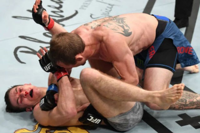 'Cao bồi' UFC đấm như máy, đối thủ nằm co ro chịu trận Donald Cerrone ra đòn hạ gục Alexander Hernandez.