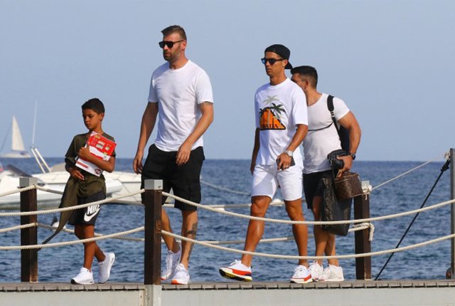 'Đột nhập' biệt thự mới siêu sang của Cristiano Ronaldo 'Đột nhập' biệt thự mới siêu sang của Cristiano Ronaldo